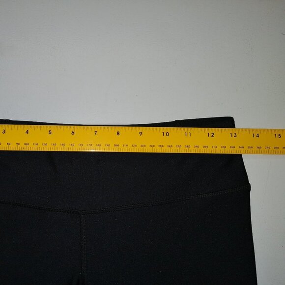 Under Armour Heatgear Compression Ladies Capri Length Black with White Leggings - Picture 8 of 8